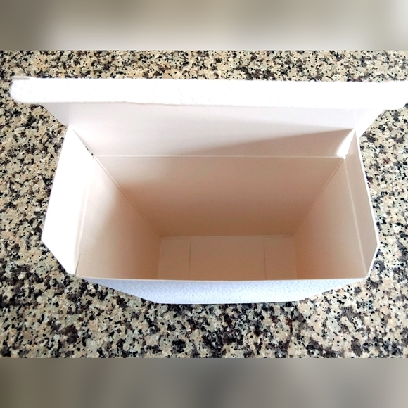 Dior - Textured White Gift Box - Picture 5 of 8